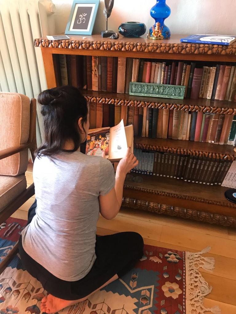 Kütüphane önü